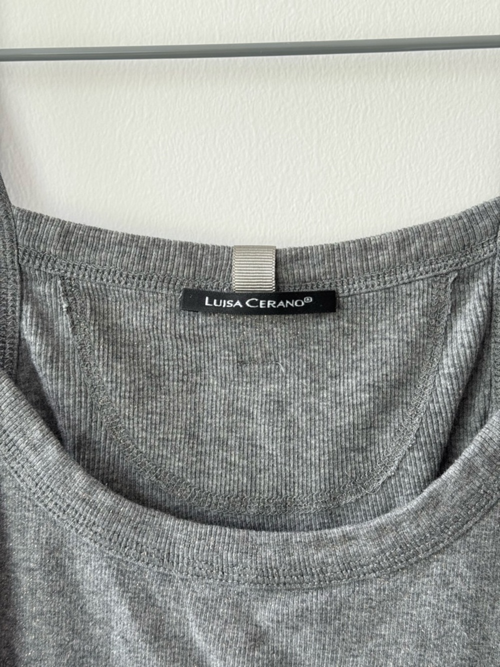 Luisa Cerano Gray Ribbed Scoop Tank Top with Gold Glitter Detailing - Size 4US - Picture 3 of 9